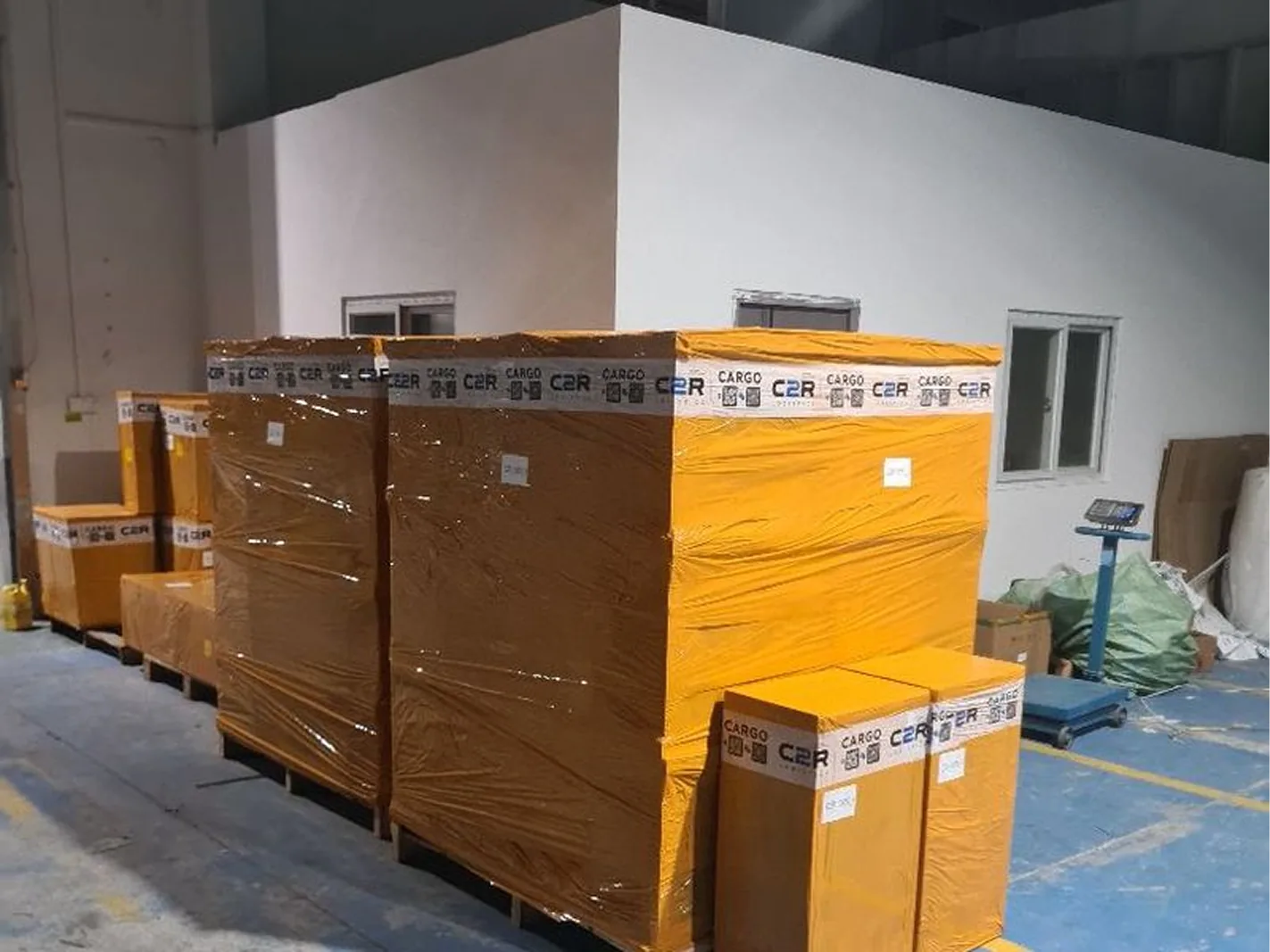 Склад C2R Logistics в Фошане: паллеты в фирменной жёлтой упаковке с маркировкой C2R Cargo