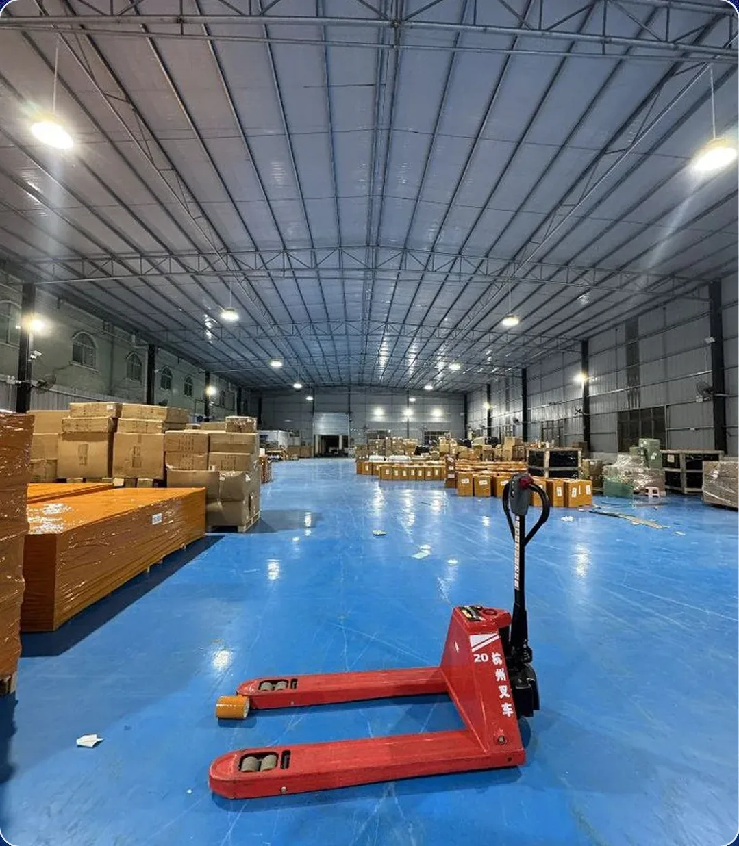 Склад C2R Logistics в Фошане: стеллажи с коробками, зона приёмки и погрузочная техника